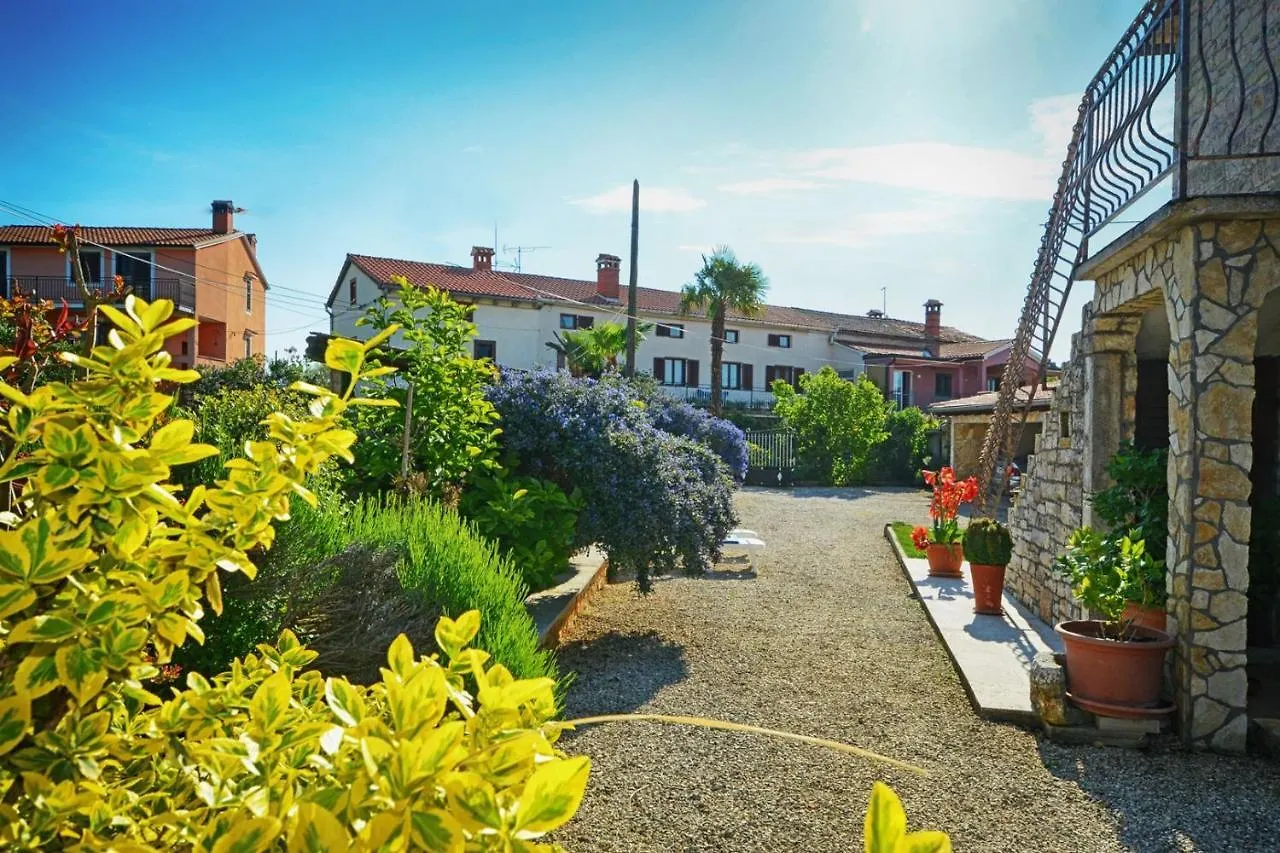 Apartments Maslina For Max 8 Persons With Garden, Baderna 12Km From Porec Croazia